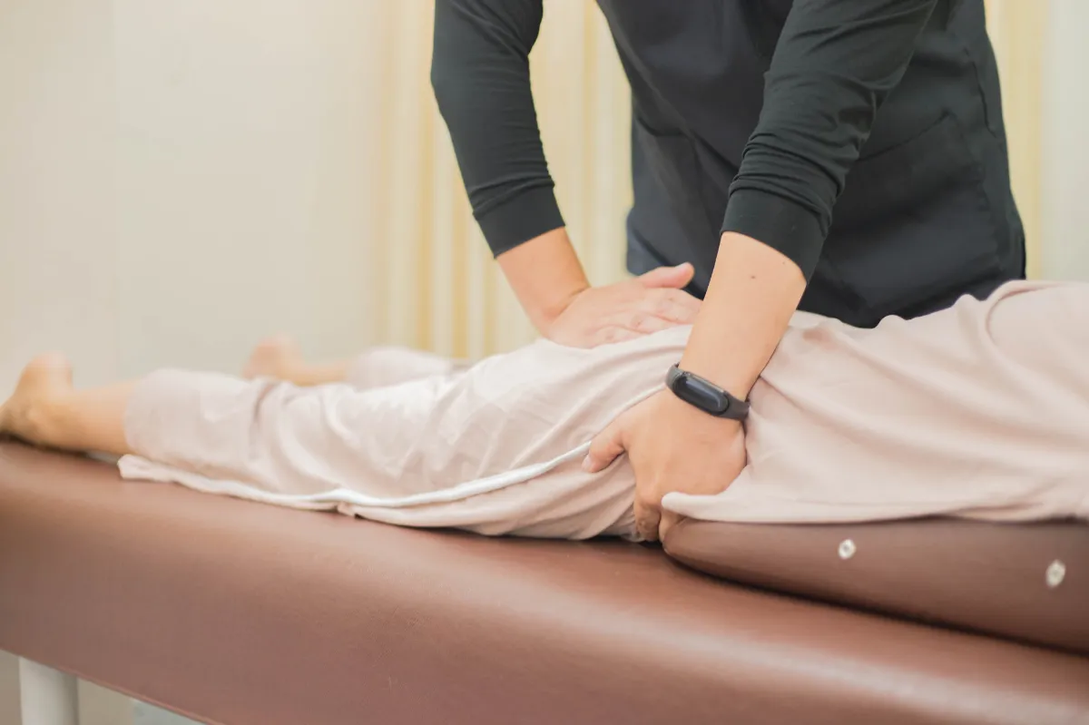 阿佐ヶ谷中央整骨院での股関節調整の施術風景