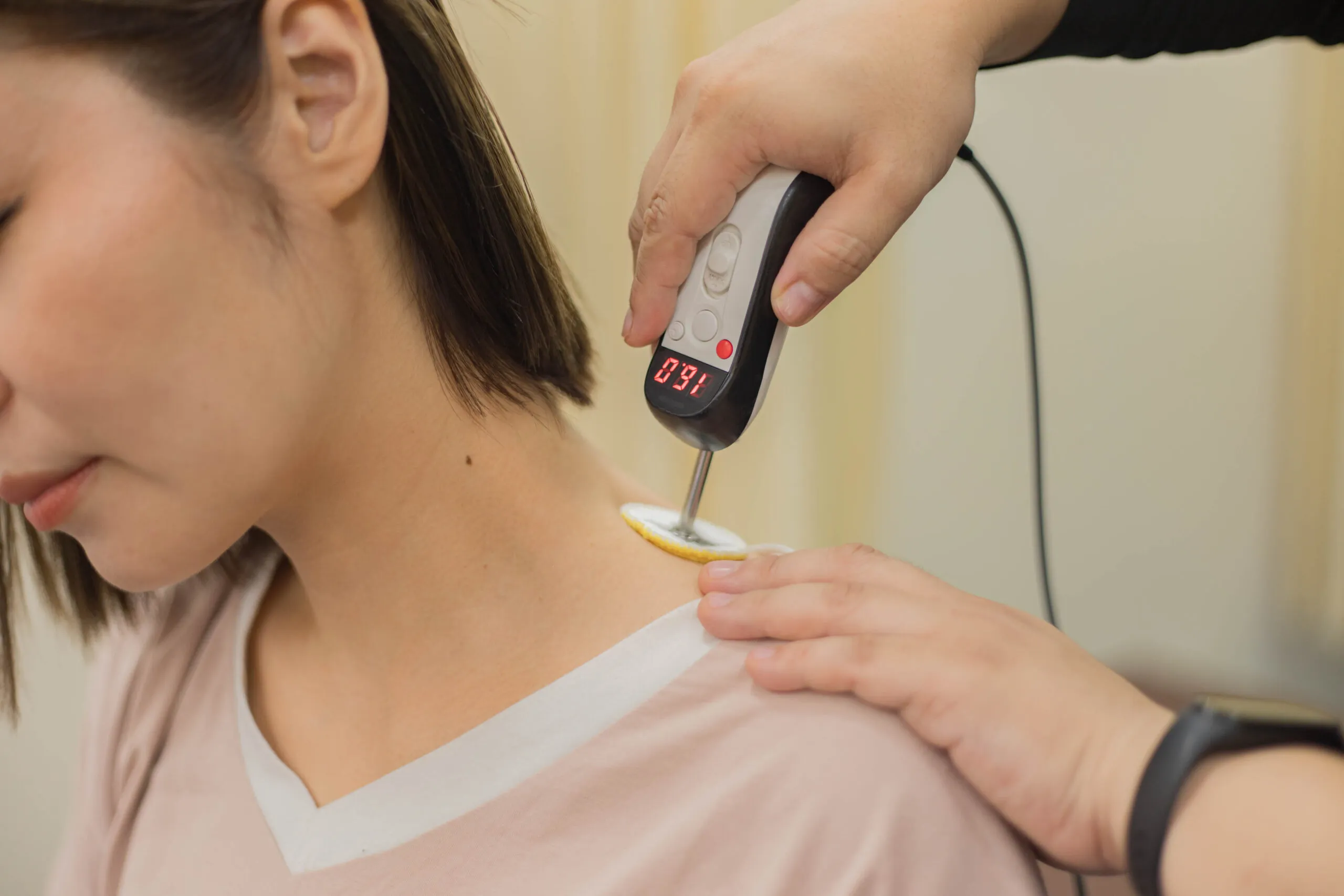 阿佐ヶ谷中央整骨院での羽田野式ハイボルトの施術風景