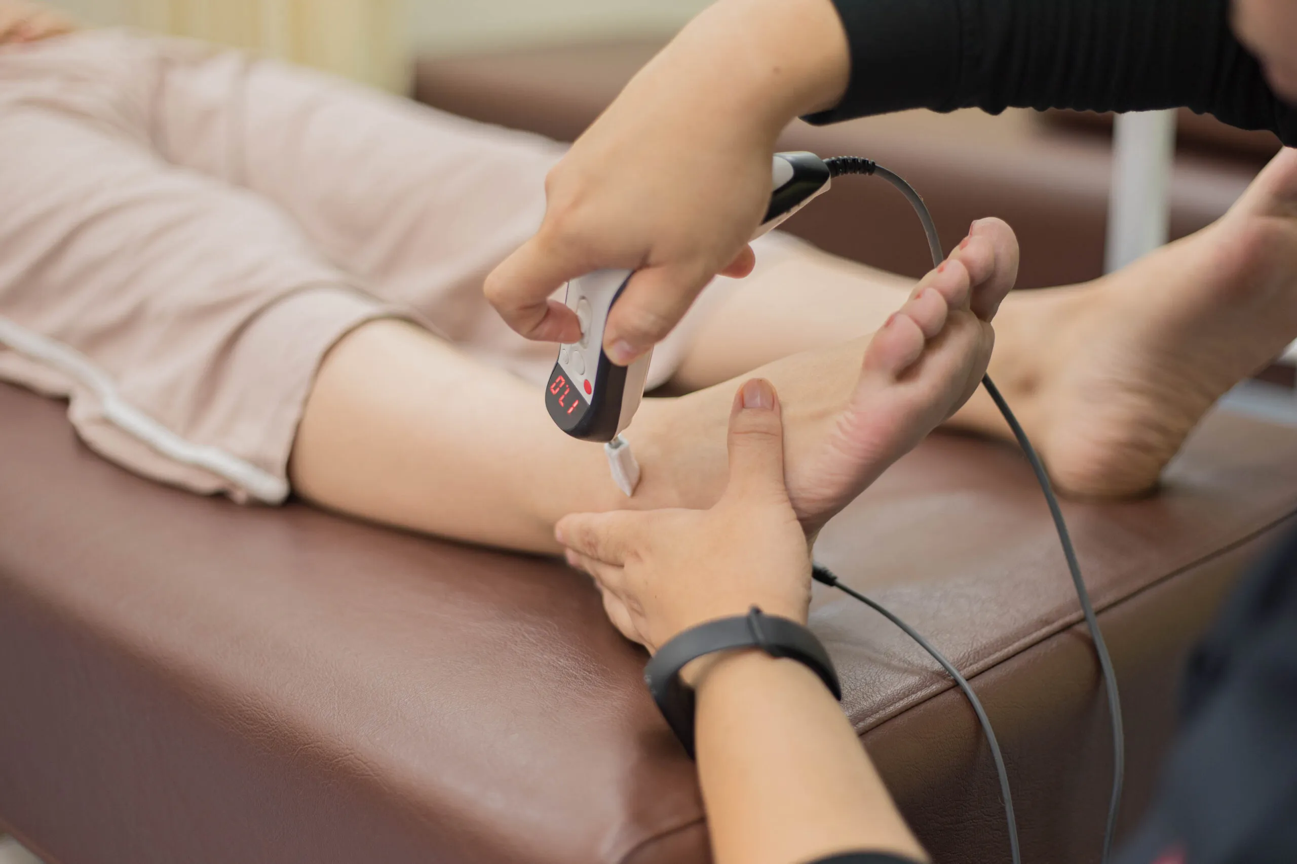 阿佐ヶ谷中央整骨院でのハイボルト療法の施術風景