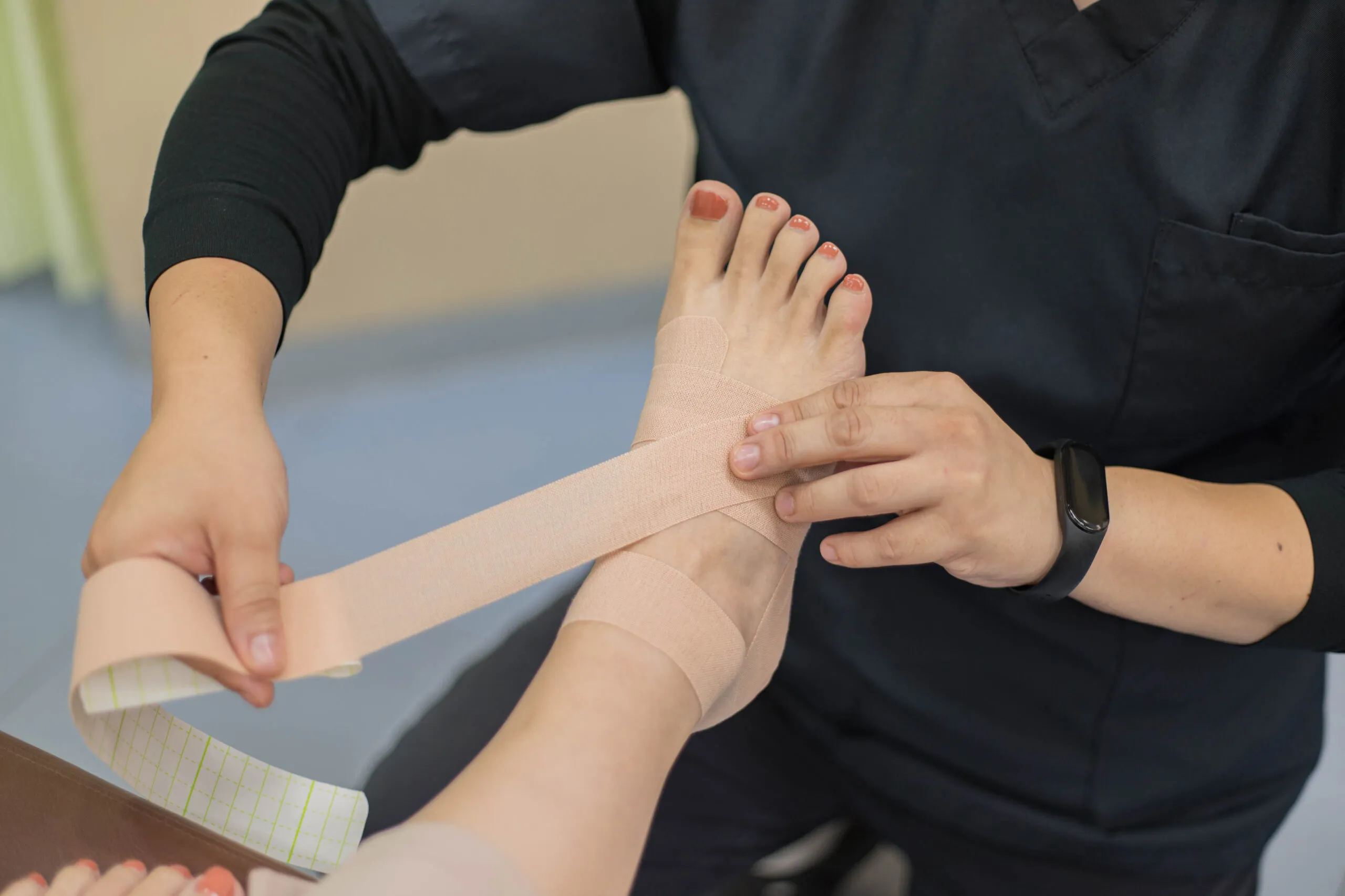 阿佐ヶ谷中央整骨院でのテーピング施術の様子