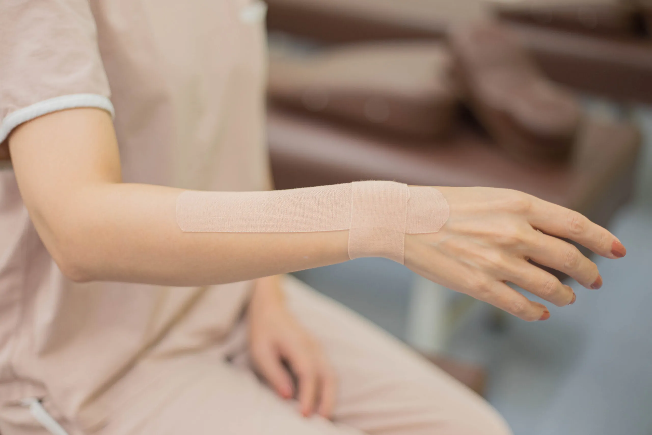 阿佐ヶ谷中央整骨院でのテーピングの施術風景