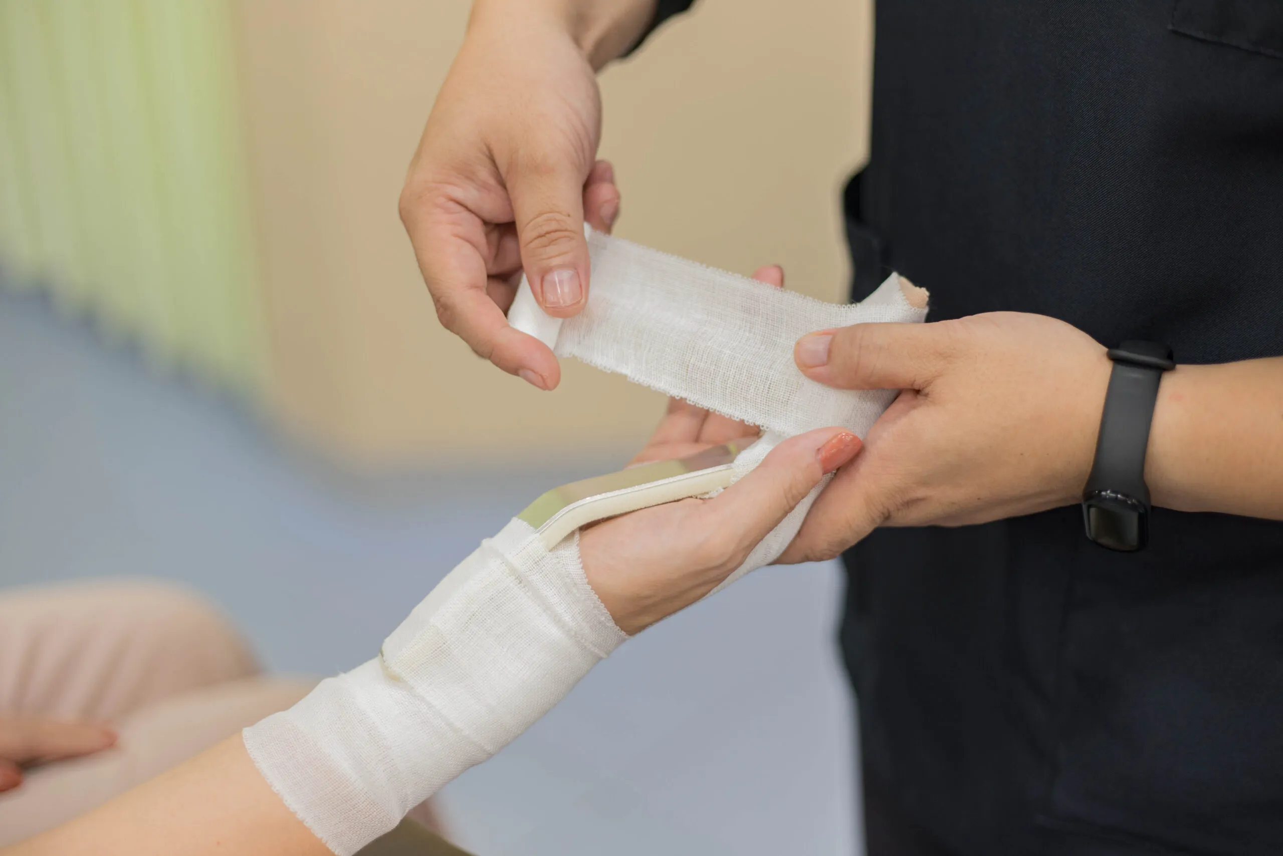 阿佐ヶ谷中央整骨院での特殊固定具の施術風景