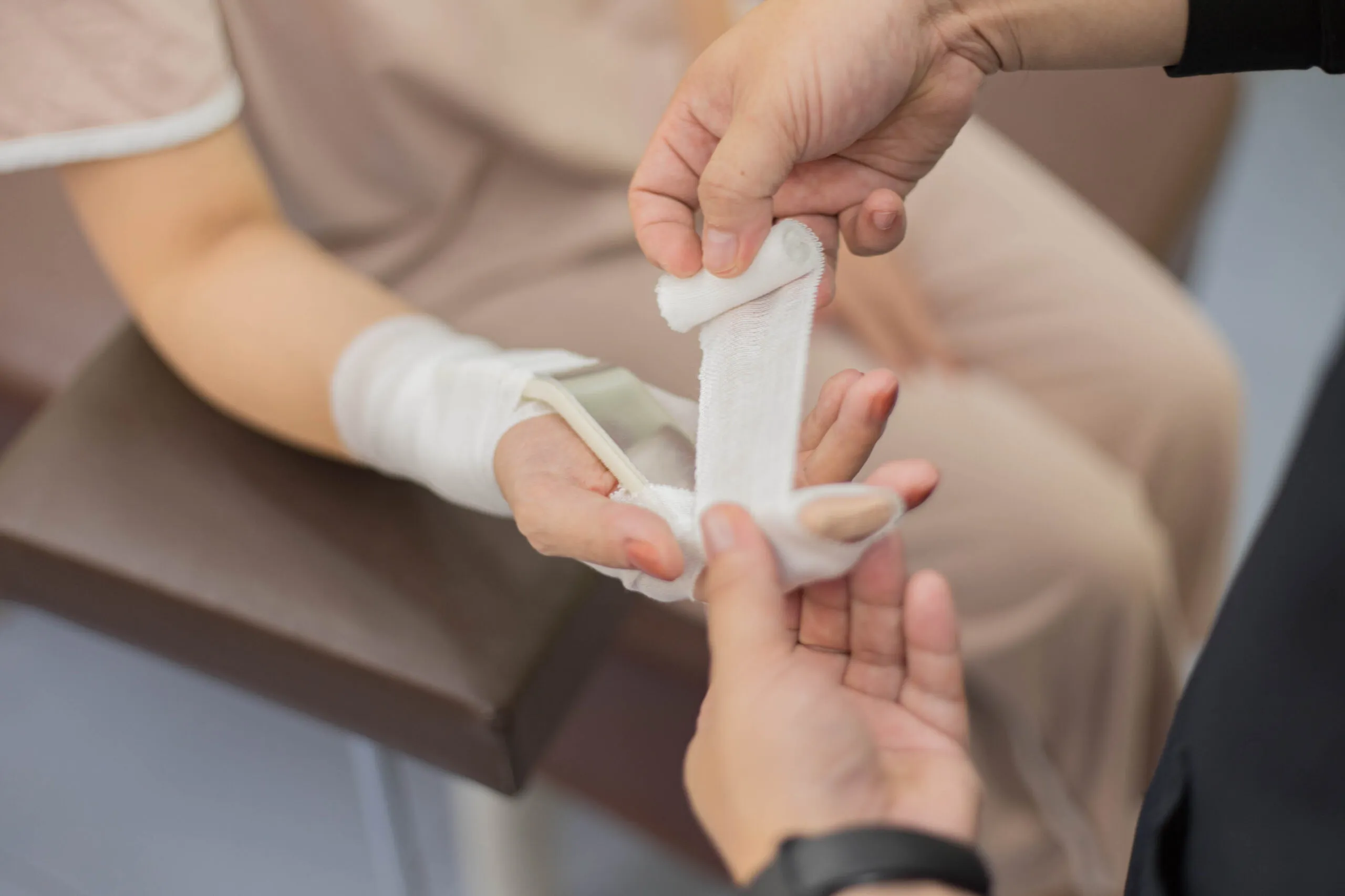 阿佐ヶ谷中央整骨院でのアルフェンスでの施術風景