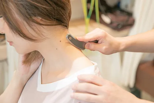 阿佐ヶ谷中央整骨院での筋膜ストレッチの施術風景