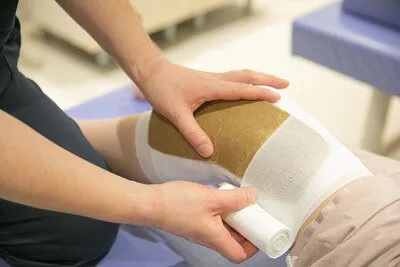 阿佐ヶ谷中央整骨院での厚紙副子の施術風景