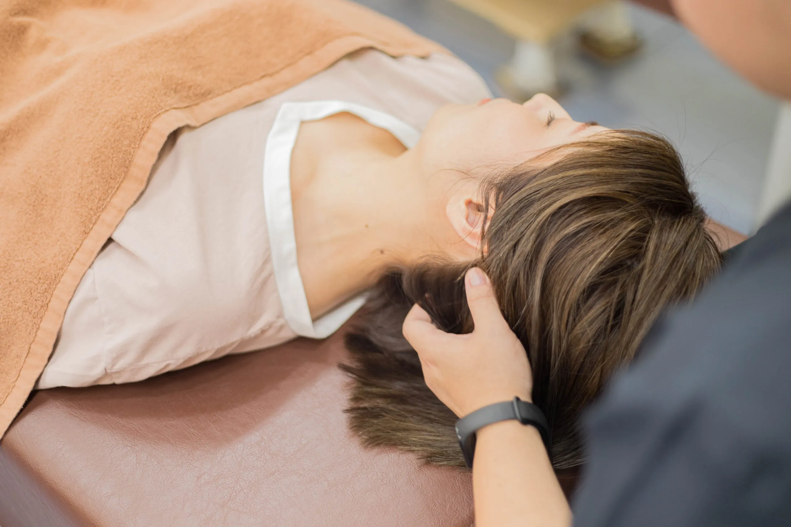 阿佐ヶ谷中央整骨院での炭酸ヘッドスパの施術風景