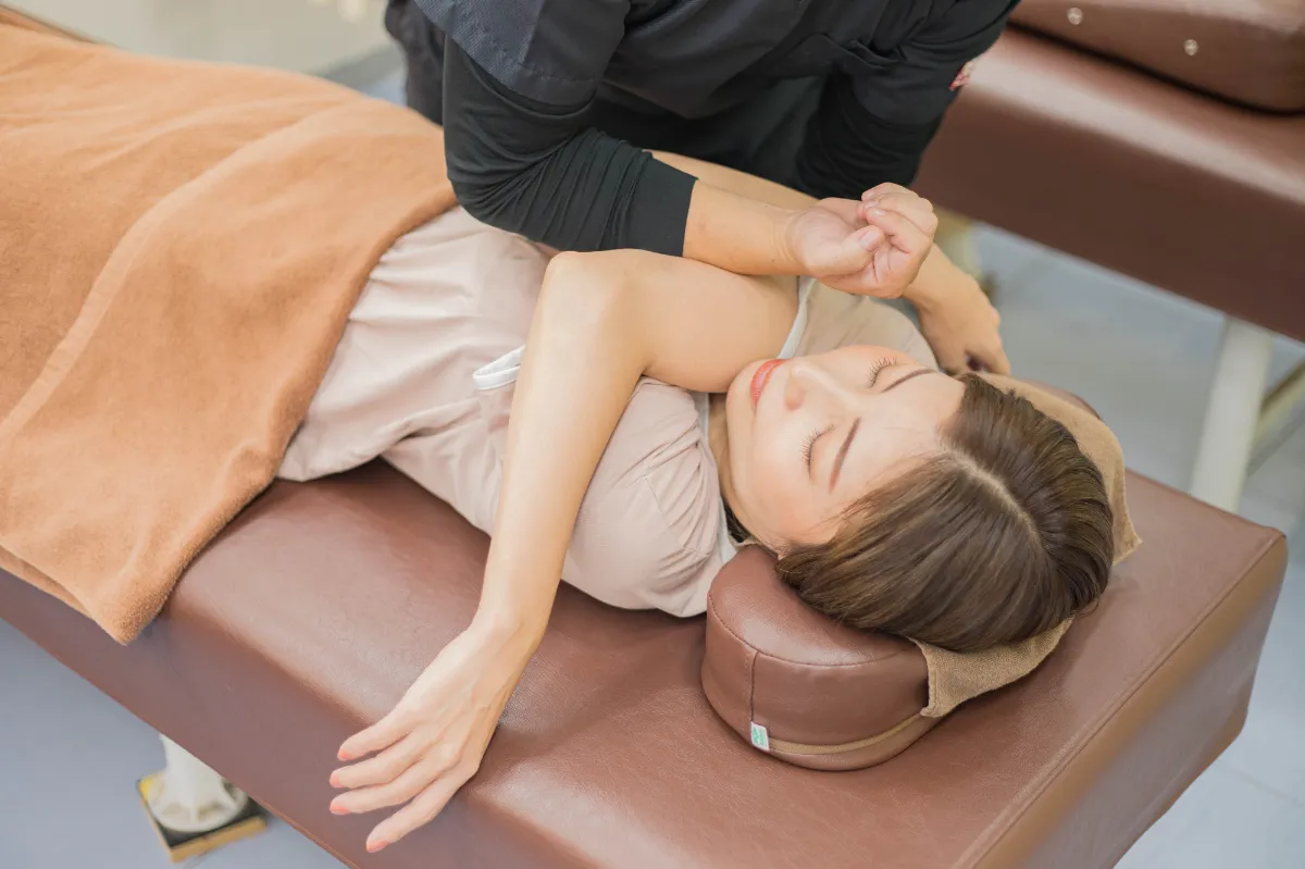 町屋中央整骨院でのIASTM猫背矯正の施術風景