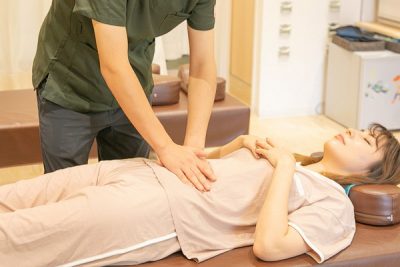 阿佐ヶ谷中央整骨院での自律神経調整の施術風景