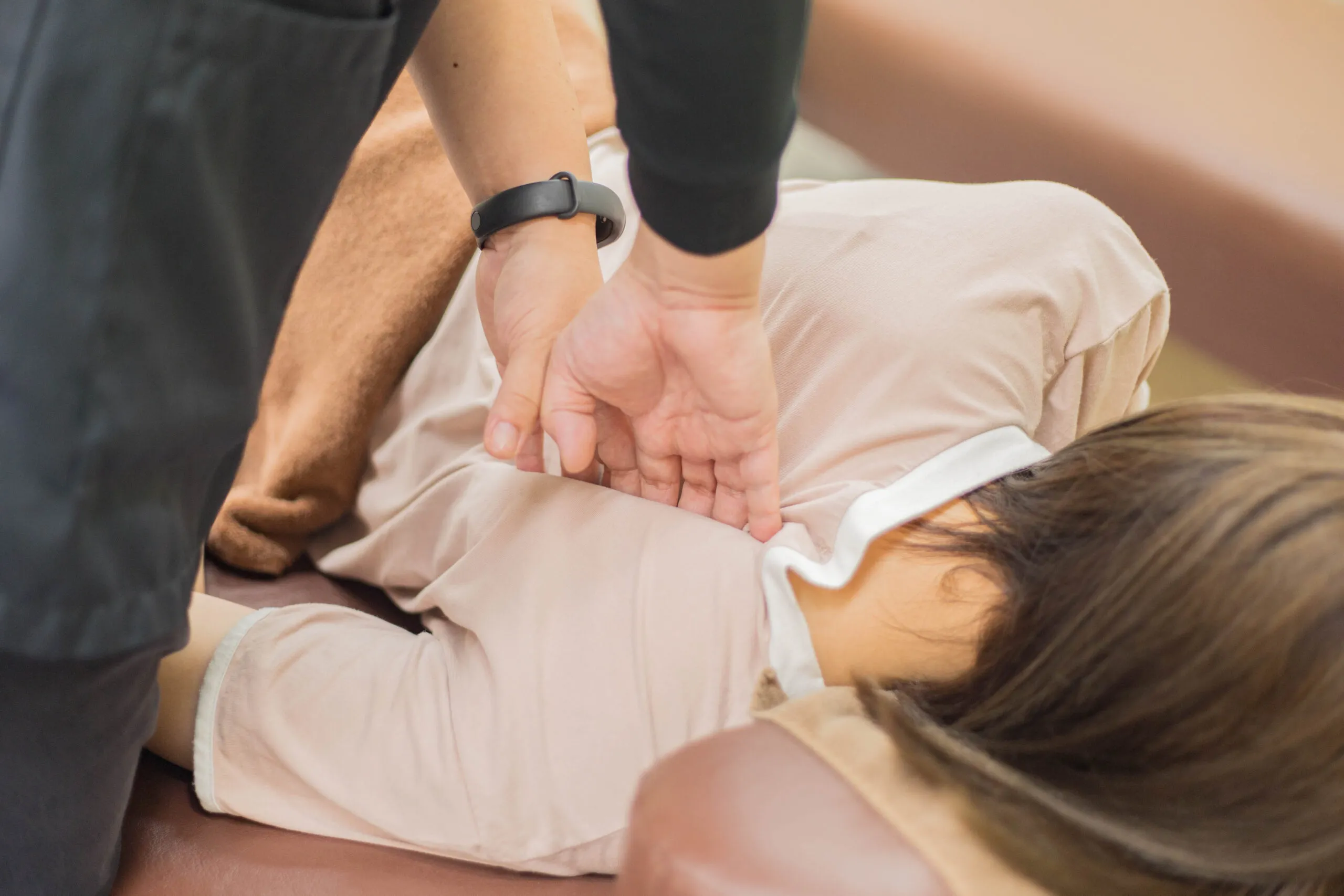 阿佐ヶ谷中央整骨院での「極み」肩甲骨はがしの施術風景