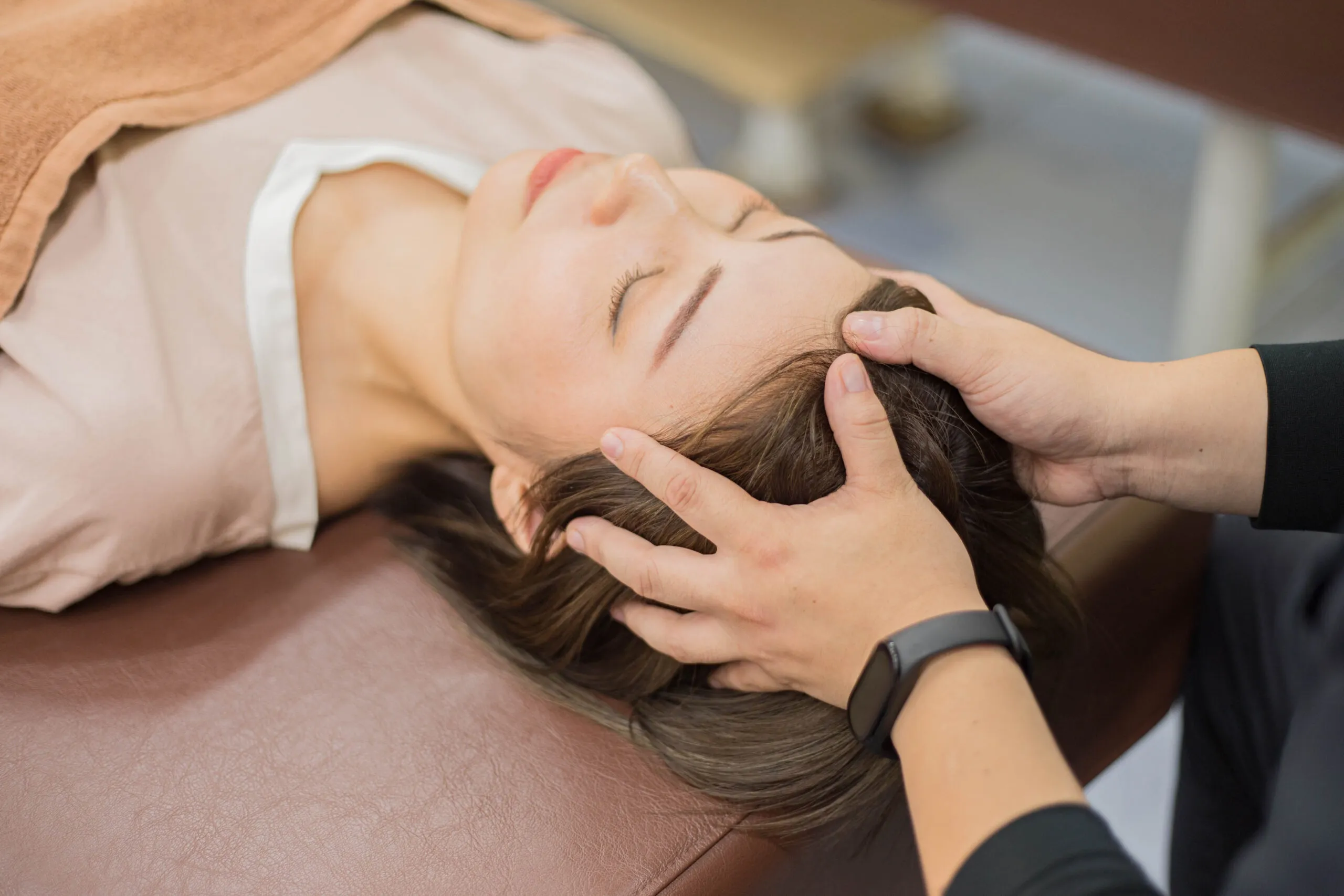 阿佐ヶ谷中央整骨院での炭酸ヘッドスパの施術風景